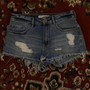 *** SOLD***Med wash destroyed shorts
